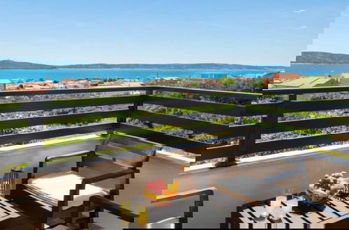 Foto 14 - Shimmering Sea Apartment With Terrace