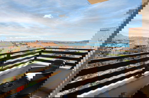 Foto 15 - Shimmering Sea Apartment With Terrace