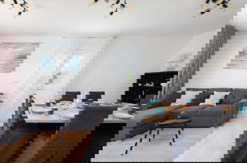 Foto 10 - Shimmering Sea Apartment With Terrace