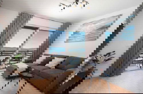 Foto 11 - Shimmering Sea Apartment With Terrace