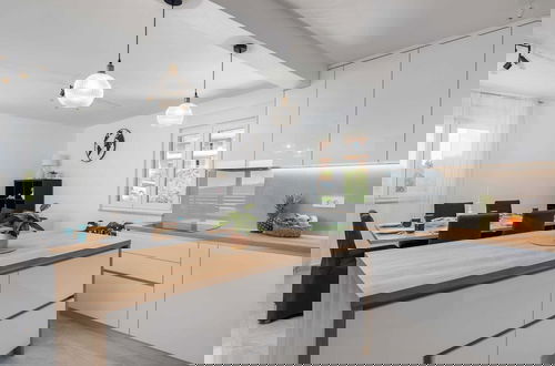Foto 7 - Shimmering Sea Apartment With Terrace