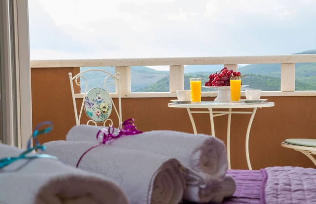 Peaceful Escape With Mountain Views, Heated Pool and Modern Amenities in Radošić - Photo 11