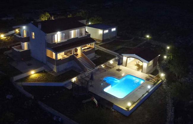 Peaceful Escape With Mountain Views, Heated Pool and Modern Amenities in Radošić - Photo 22