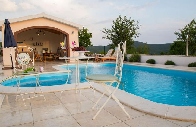 Peaceful Escape With Mountain Views, Heated Pool and Modern Amenities in Radošić - Photo 18