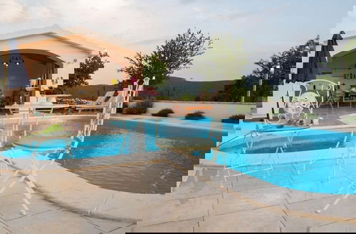 Foto 18 - Peaceful Escape With Mountain Views, Heated Pool and Modern Amenities in Radošić