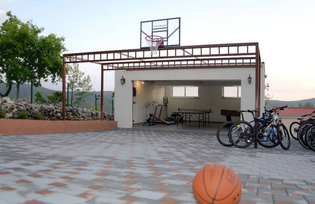 Peaceful Escape With Mountain Views, Heated Pool and Modern Amenities in Radošić - Photo 10