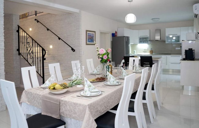 Peaceful Escape With Mountain Views, Heated Pool and Modern Amenities in Radošić - Photo 12