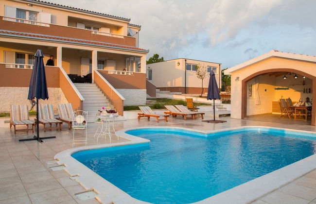 Peaceful Escape With Mountain Views, Heated Pool and Modern Amenities in Radošić - Photo 19