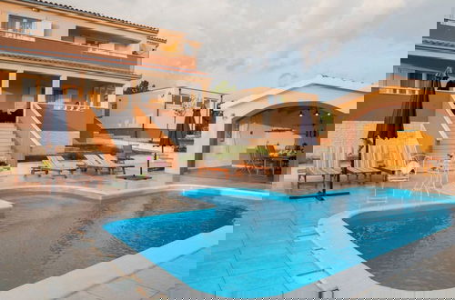 Foto 19 - Peaceful Escape With Mountain Views, Heated Pool and Modern Amenities in Radošić