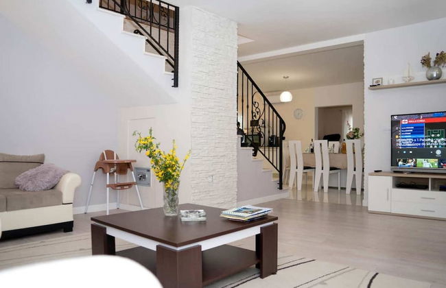 Peaceful Escape With Mountain Views, Heated Pool and Modern Amenities in Radošić - Photo 6