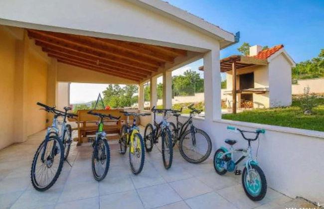 Peaceful Escape With Mountain Views, Heated Pool and Modern Amenities in Radošić - Photo 9