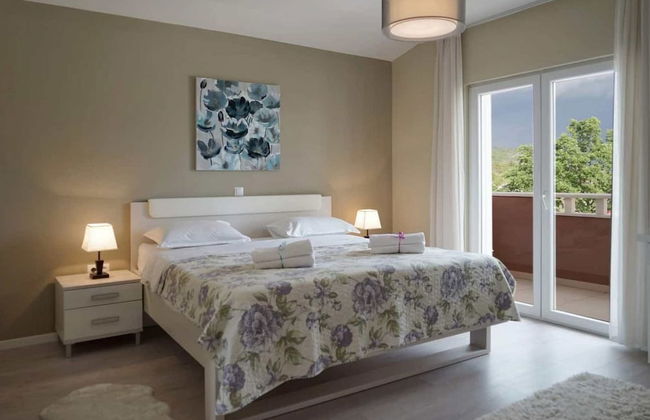 Peaceful Escape With Mountain Views, Heated Pool and Modern Amenities in Radošić - Photo 3