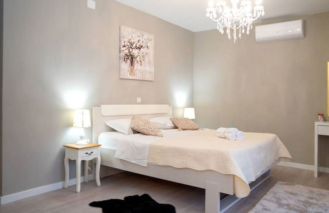 Peaceful Escape With Mountain Views, Heated Pool and Modern Amenities in Radošić - Photo 4
