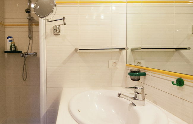 Spacious Farmhouse With Private Heated Pool in a Rustic Garden - Photo 66