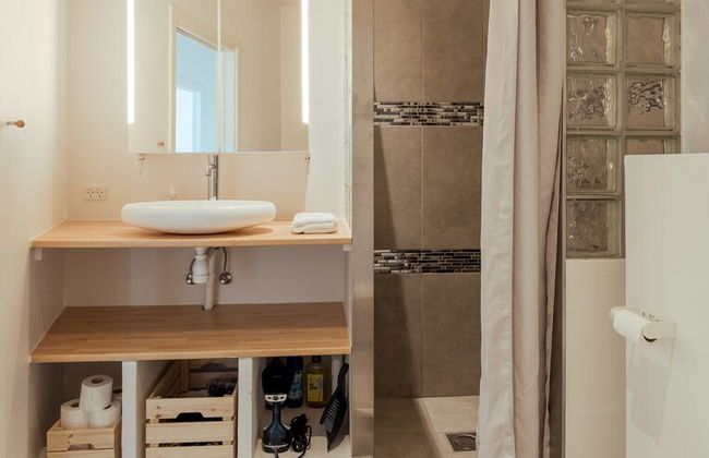 Delightful 2 Bedroom Apt | Balcony | Parking - Photo 15