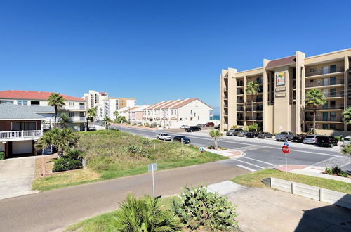 Photo 41 - Quiet Townhome Close to Beach With Private Pool