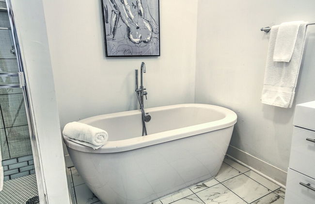 Expansive Downtown Home | JZ Vacation Rentals - Foto 16