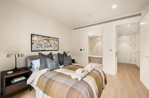 Photo 4 - Stylish two Bedroom Apartment With River Views in Docklands