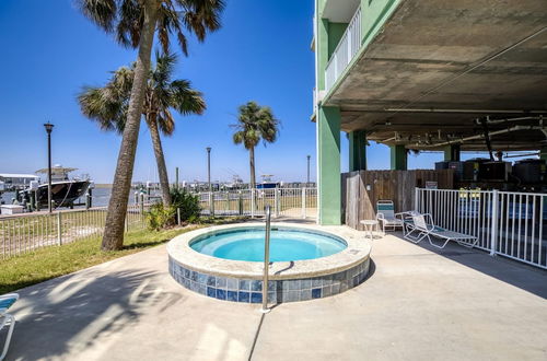 Photo 33 - Bayside Condo With Outdoor Pools hot tub