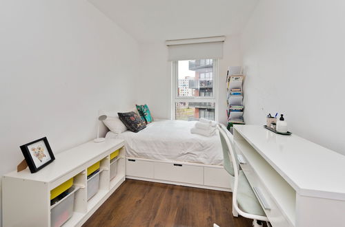 Photo 3 - Bright Greenwich Flat Near Canary Wharf by Underthedoormat