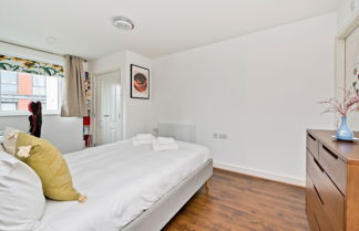 Photo 2 - Bright Greenwich Flat Near Canary Wharf by Underthedoormat