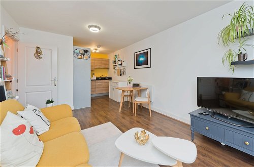 Photo 8 - Bright Greenwich Flat Near Canary Wharf by Underthedoormat