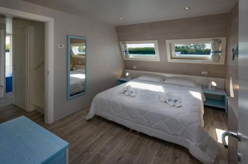 Foto 3 - Tranquil Marina Azzurra Resort House Boat 2 Bedroom Sleeps 6