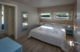 Photo 3 - Tranquil Marina Azzurra Resort House Boat 2 Bedroom Sleeps 6