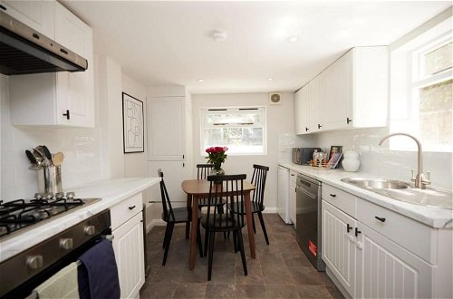 Photo 10 - The Hammersmith and Fulham Wonder - Trendy 3bdr Flat With Garden