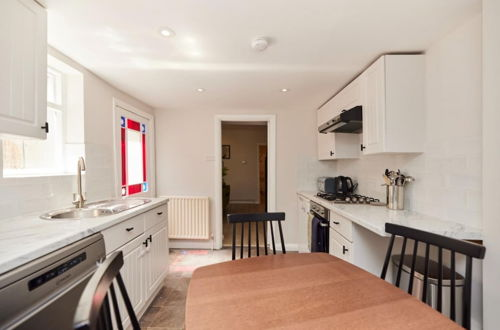 Photo 8 - The Hammersmith and Fulham Wonder - Trendy 3bdr Flat With Garden