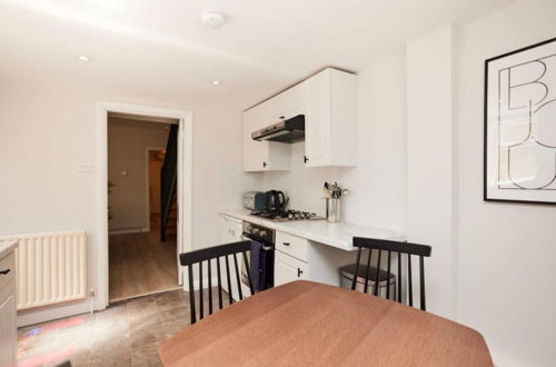 Photo 9 - The Hammersmith and Fulham Wonder - Trendy 3bdr Flat With Garden
