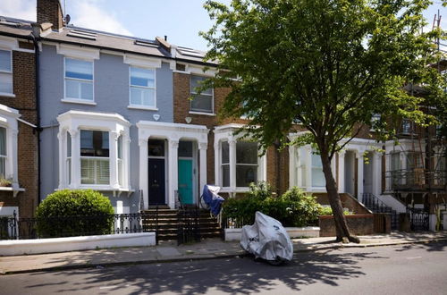 Photo 34 - The Hammersmith and Fulham Wonder - Trendy 3bdr Flat With Garden