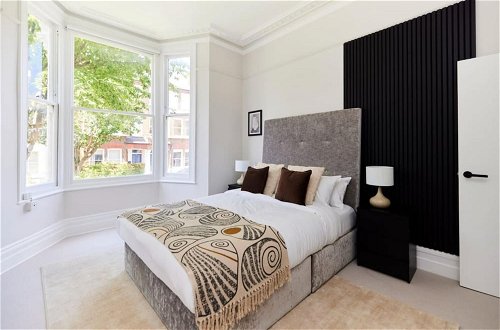 Photo 20 - The Hammersmith and Fulham Wonder - Trendy 3bdr Flat With Garden
