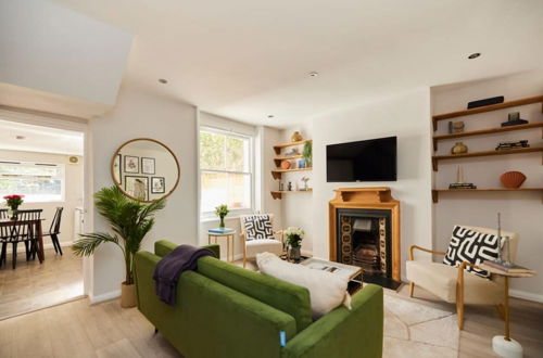 Photo 3 - The Hammersmith and Fulham Wonder - Trendy 3bdr Flat With Garden