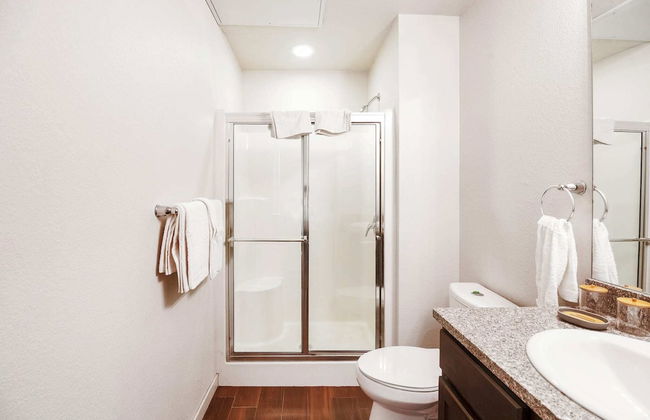 Spacious 3BR Apartment Central to All - Photo 15
