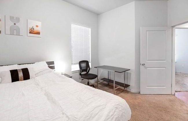 Spacious 3BR Apartment Central to All - Photo 18