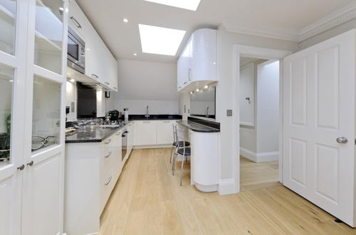 Photo 4 - Delightful Spacious 2 Bed Earl s Court Apartment