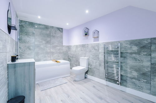 Foto 46 - One&Two Bedroom Luxe Apts near Trafford