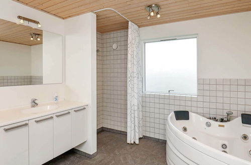 Photo 8 - 10 Person Holiday Home in Hvide Sande