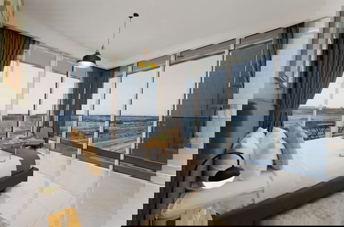 Foto 13 - Maison Privee - Modern Business Bay Retreat w/ Dubai Canal Views