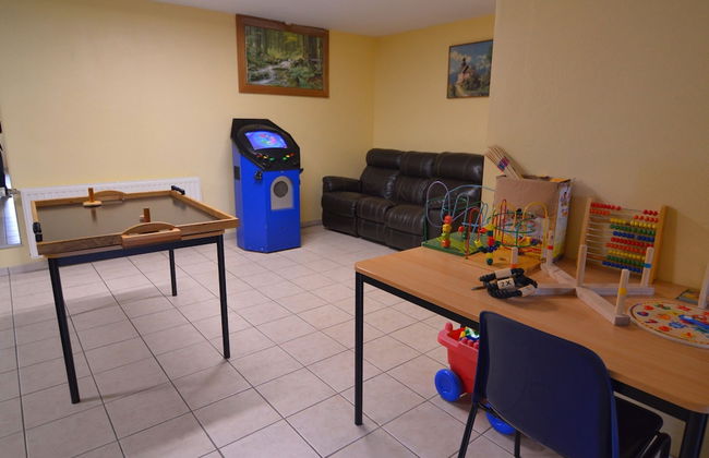 Combine City & Countryside in Well Kept House With Many Games, Next to a Farm - Foto 24