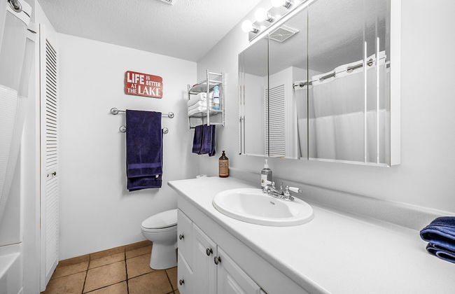 Spacious Lakefront Condo w Amazing View - Foto 13