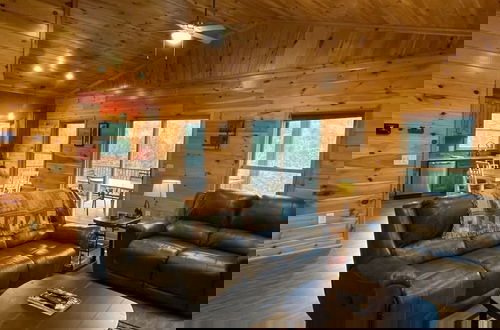 Foto 7 - Charming cabin with an Amazing view! - pet and motorcycle friendly! 2 Bedroom Cabin by RedAwning