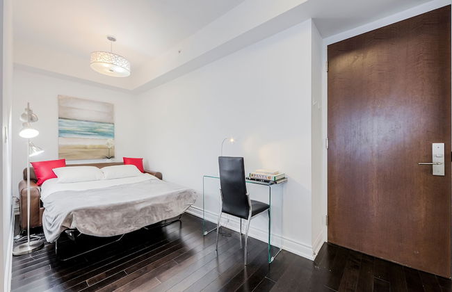 Canada Suites on Bay - Photo 51