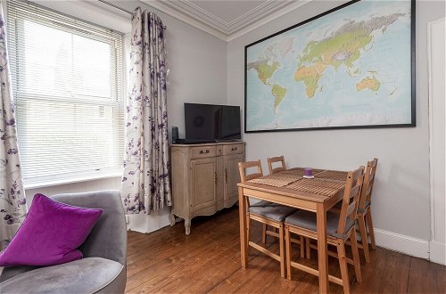 Photo 8 - 412 Lovely 2 Bedroom Apartment in Abbeyhill Colonies Near Holyrood Park and Calton Hill