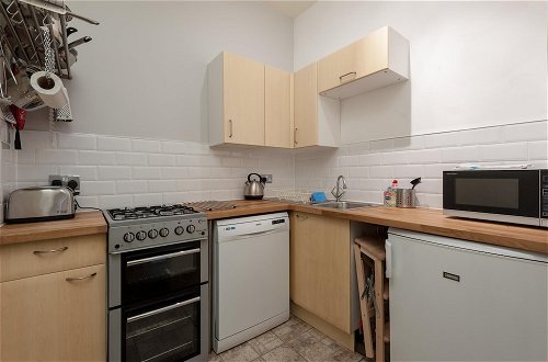Photo 6 - 412 Lovely 2 Bedroom Apartment in Abbeyhill Colonies Near Holyrood Park and Calton Hill