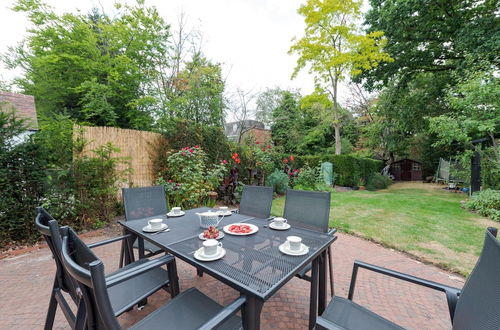 Photo 18 - Cottage With a Garden in Golders Green by Underthedoormat