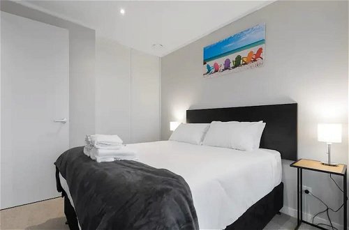 Foto 3 - Great Location! Modern Cbd Apartment With Study