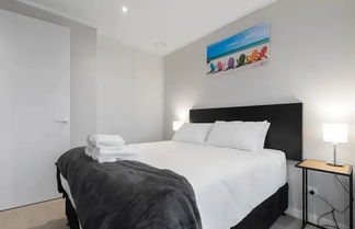 Photo 3 - Great Location! Modern Cbd Apartment With Study