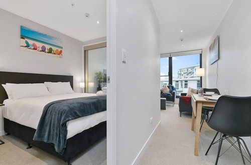 Photo 4 - Great Location! Modern Cbd Apartment With Study